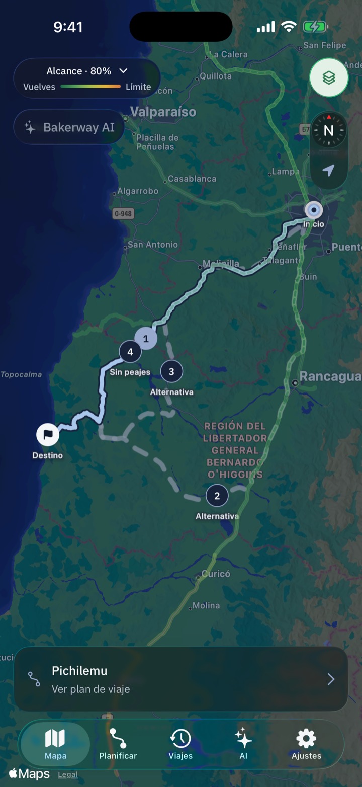 Mapa en modo oscuro con cuatro rutas a Pichilemu, una de ellas sin peajes