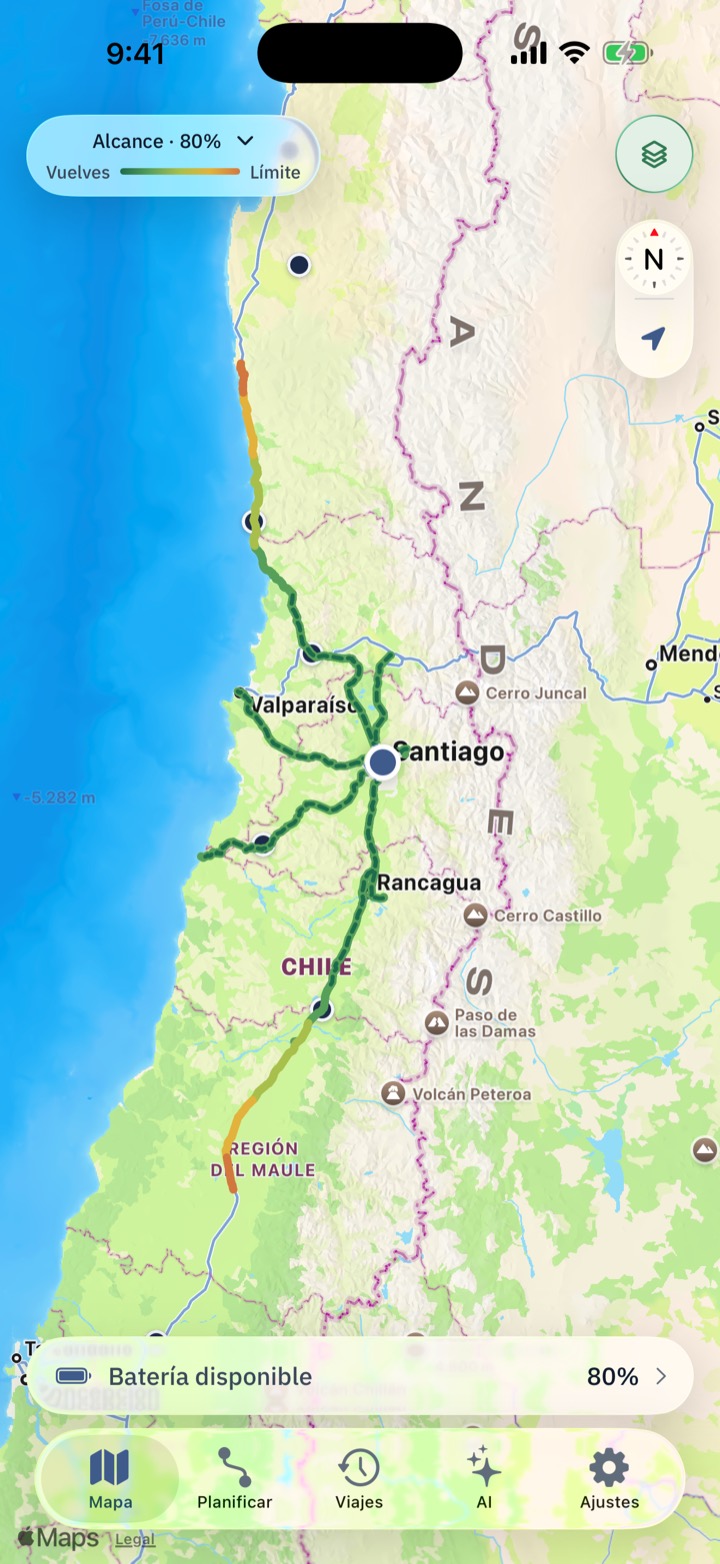 Mapa de la zona central de Chile con carreteras pintadas de verde a naranjo según el alcance de la batería